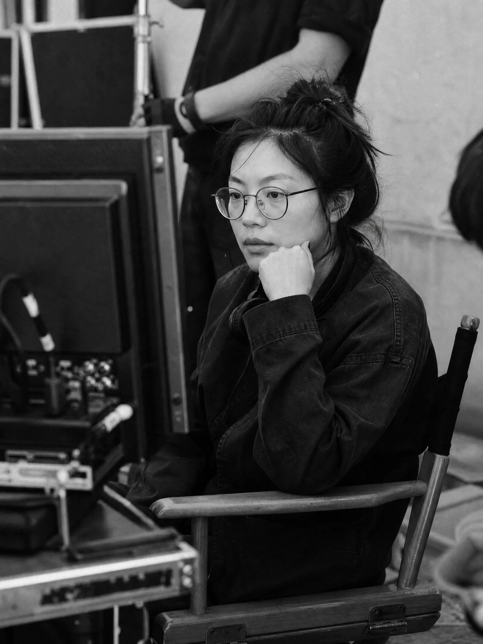 青年女性导演在片场工作
