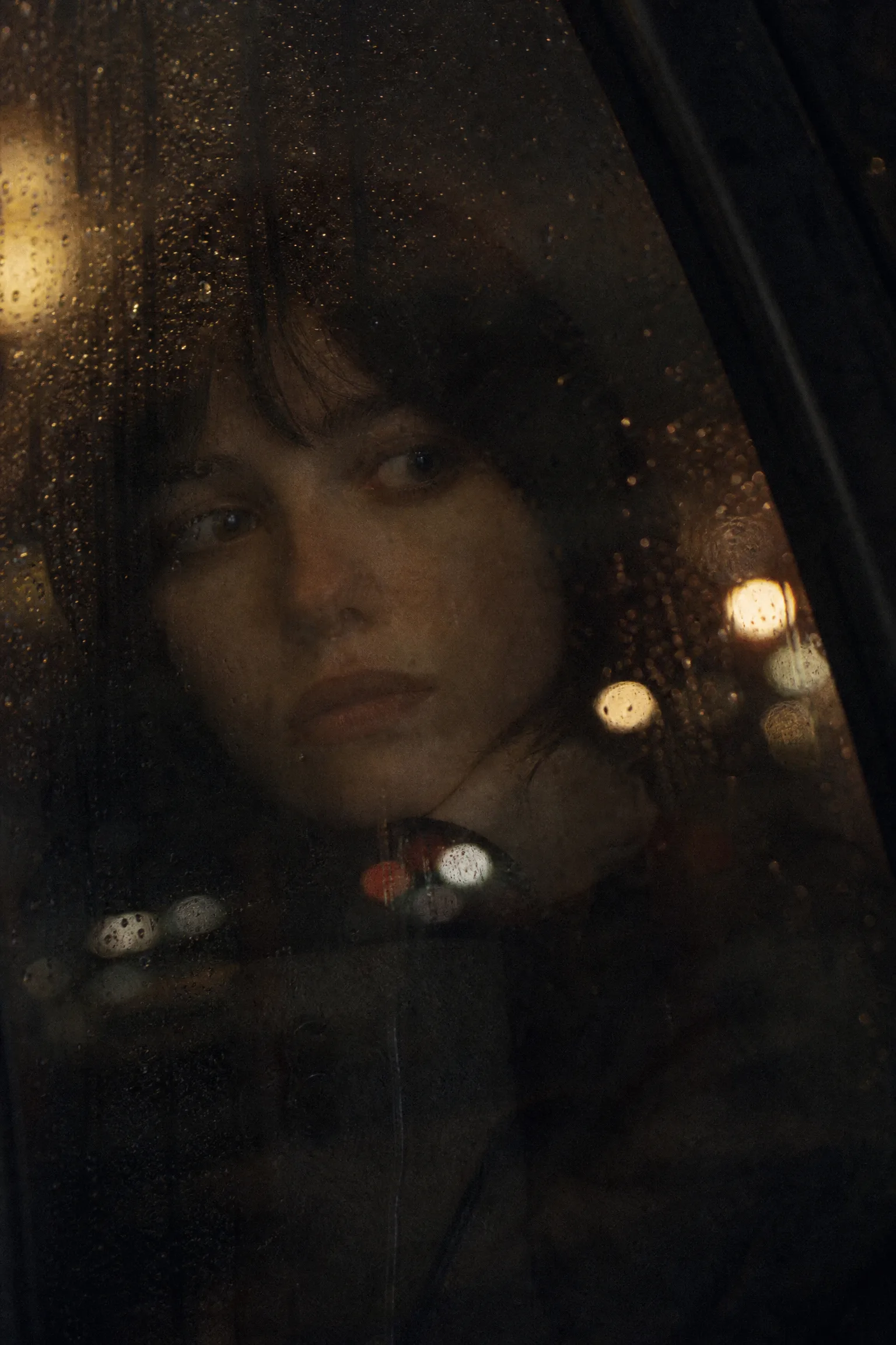 独立电影海报：雨夜窗前﻿的女性面孔